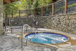 Lay Of The Land at Hummingbird Lodge - Image 3
