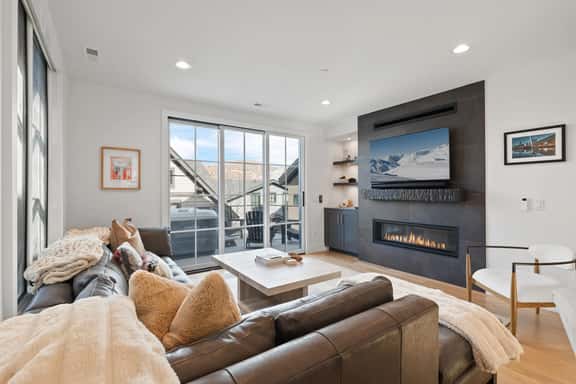 Snowbound at King's Crown - Image 1