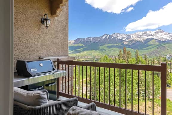 Ridgeview Retreat at the Lorian - Image 4